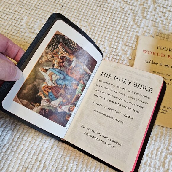 World Publishing Bible in Cedar Wooden Box - Chesapeake Bay Virginia KJV - Picture 3 of 11